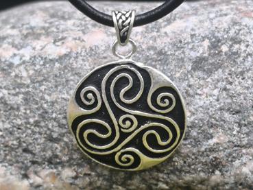 Triskele-Amulett echt versilbert – Symbol von Wandel und Gleichgewicht